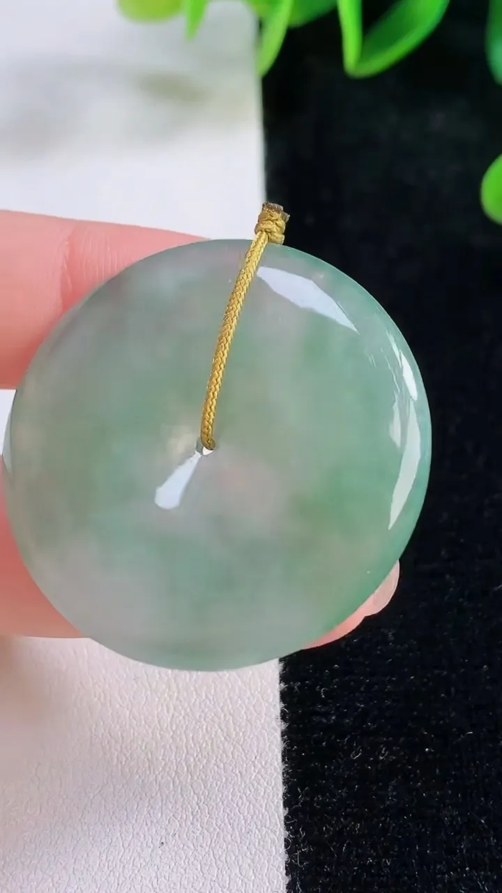 天然A货翡翠平安扣吊坠，尺寸36-5，重量:15.51g
11月23日