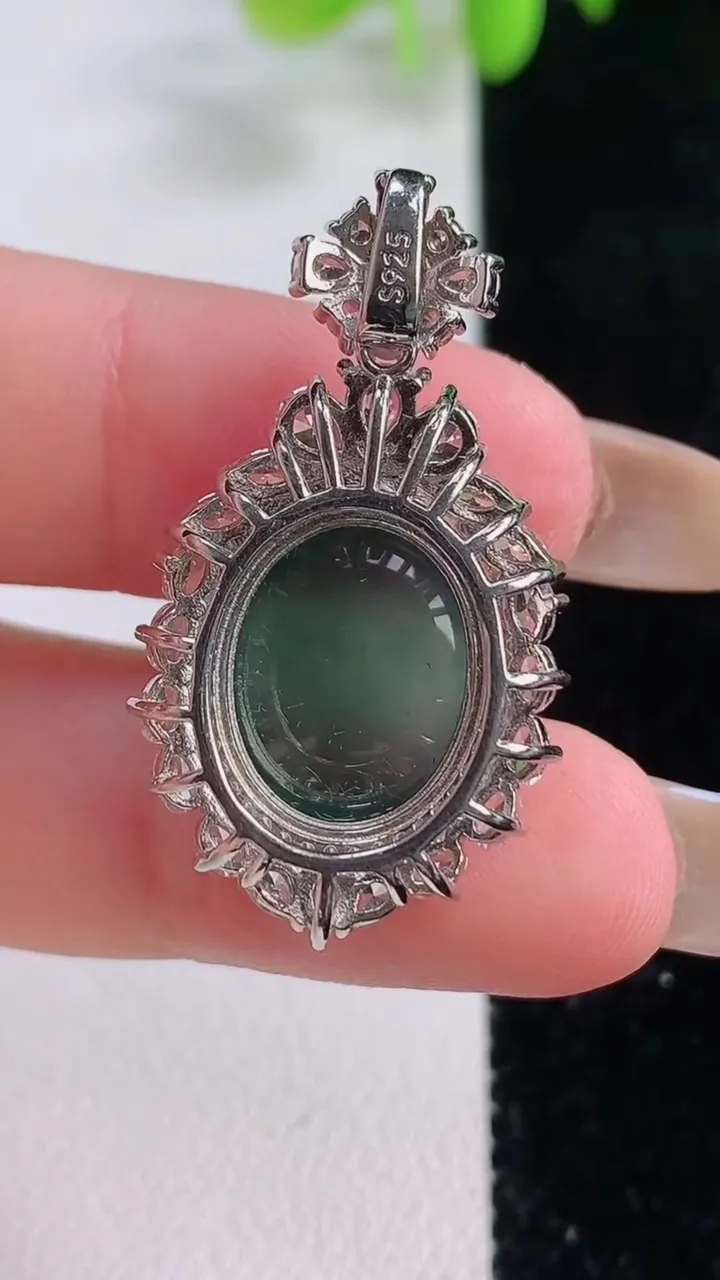 天然A货翡翠蓝水蛋面吊坠，尺寸32.3-19-10.6，裸石14.2-12.2重量:5.66g
11月23日