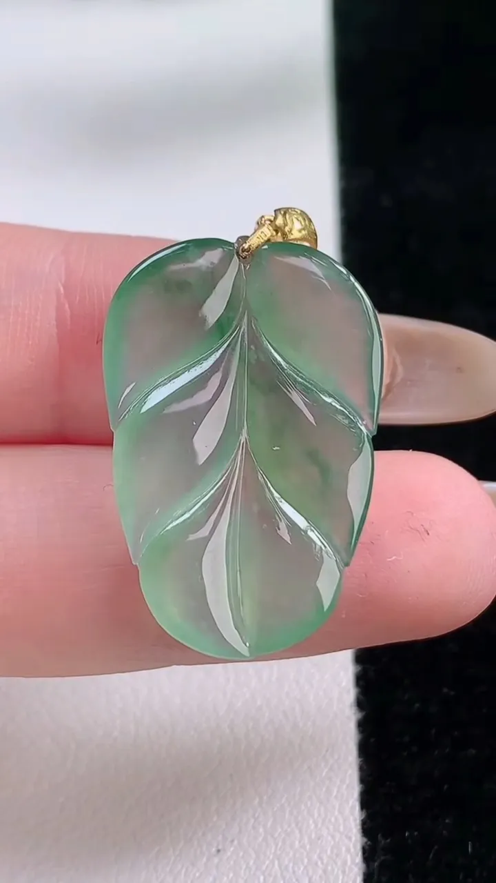 天然A货翡翠金枝玉叶 叶子吊坠，尺寸27-18-3.7，重:3.44g
11月23日
