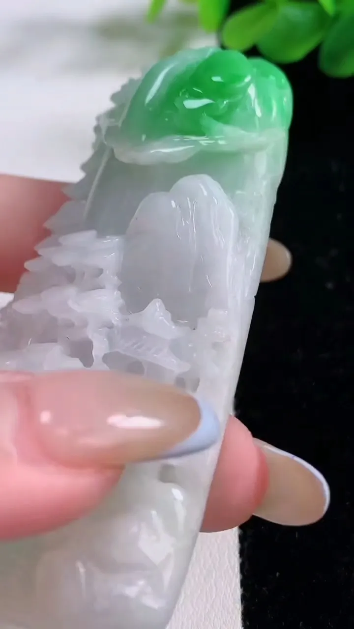 天然A货翡翠山水牌吊坠，尺寸78-39.6-11.7，重:74.34g
11月23日