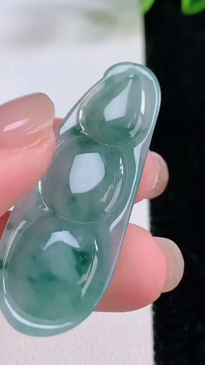 天然A货翡翠冰种飘花福豆吊坠，尺寸45-16.7-6.9，重量:8.96g
11月23日