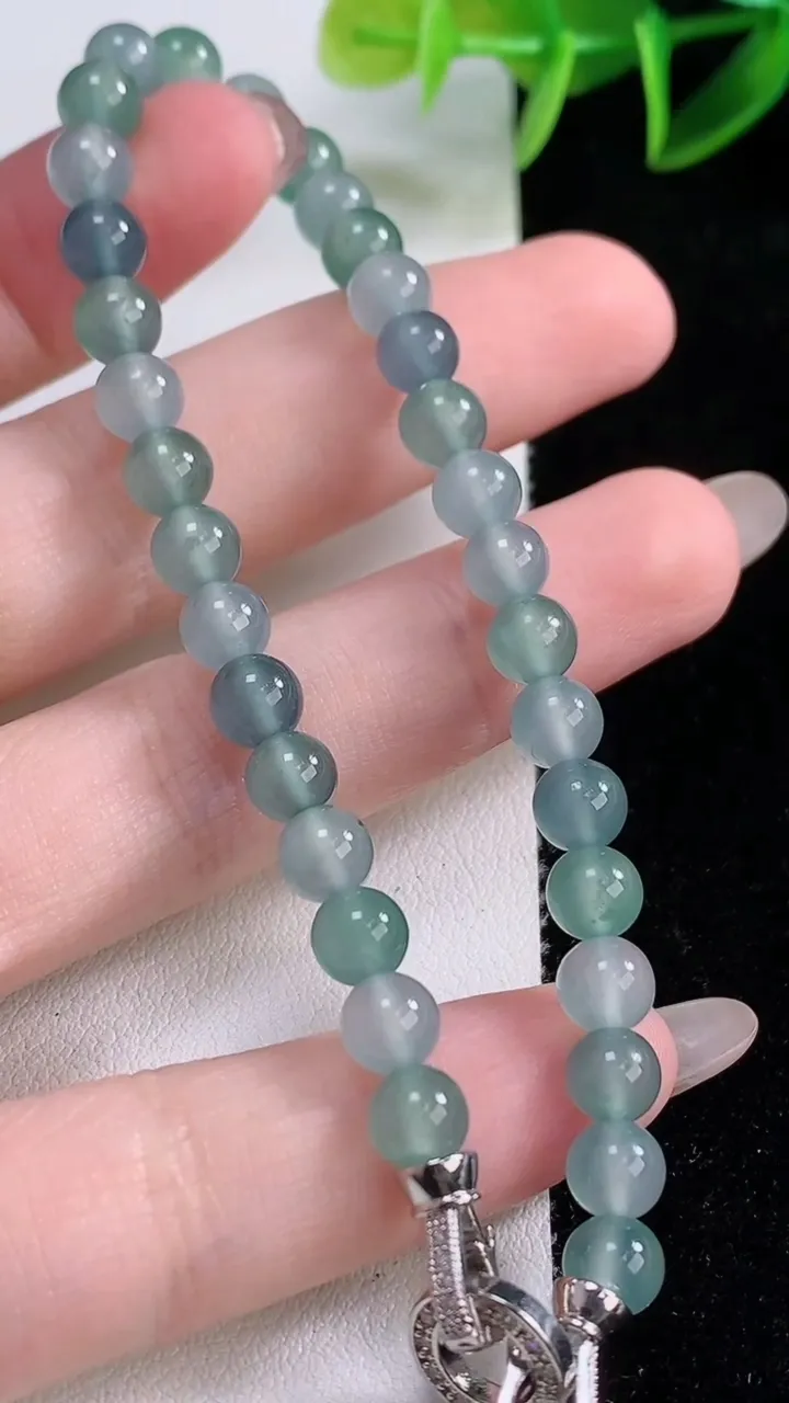 天然A货翡翠种蓝水圆珠手串，尺寸5.8-33颗，重量:14.03g11月23日
工厂直销收藏佳品,种好水足，色泽均匀，有种有色，上手高大气！