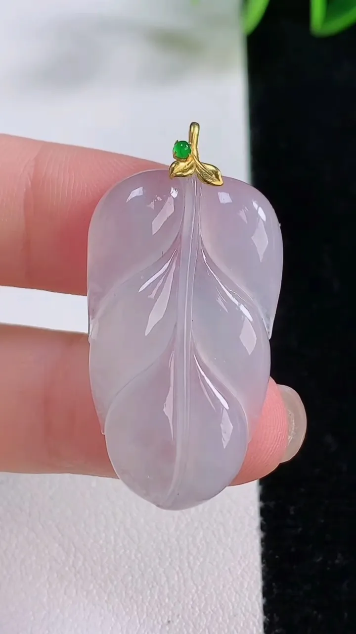 天然A货翡翠种白冰金枝玉叶 叶子吊坠，尺寸33.2-19.2-4.3，重量:5.72g
11月23日