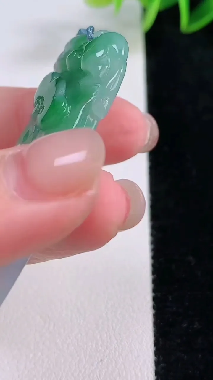 天然A货翡翠福瓜吊坠，尺寸58-20-7.2，重量:14.72g
11月23日