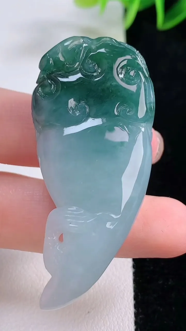 天然A货翡翠飘花龙牙吊坠，尺寸55-25-11，重量:25.84g
11月23日