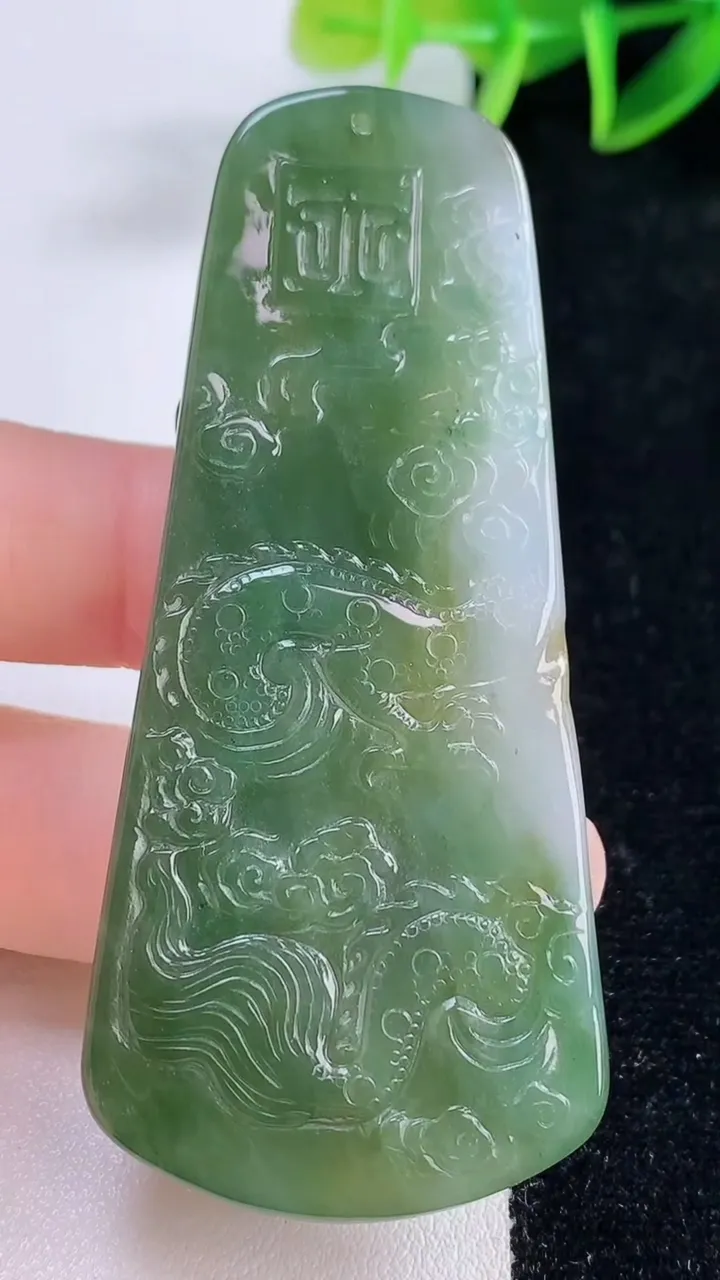 天然A货翡翠祥龙不动明王吊坠，尺寸70.3-31.2-6.1，重量:33.45g
11月23日