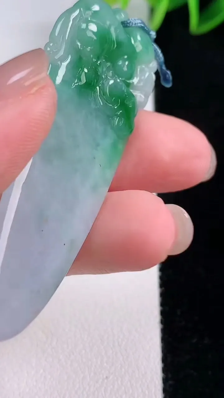 天然A货翡翠福瓜吊坠，尺寸58-20-7.2，重量:14.72g
11月23日