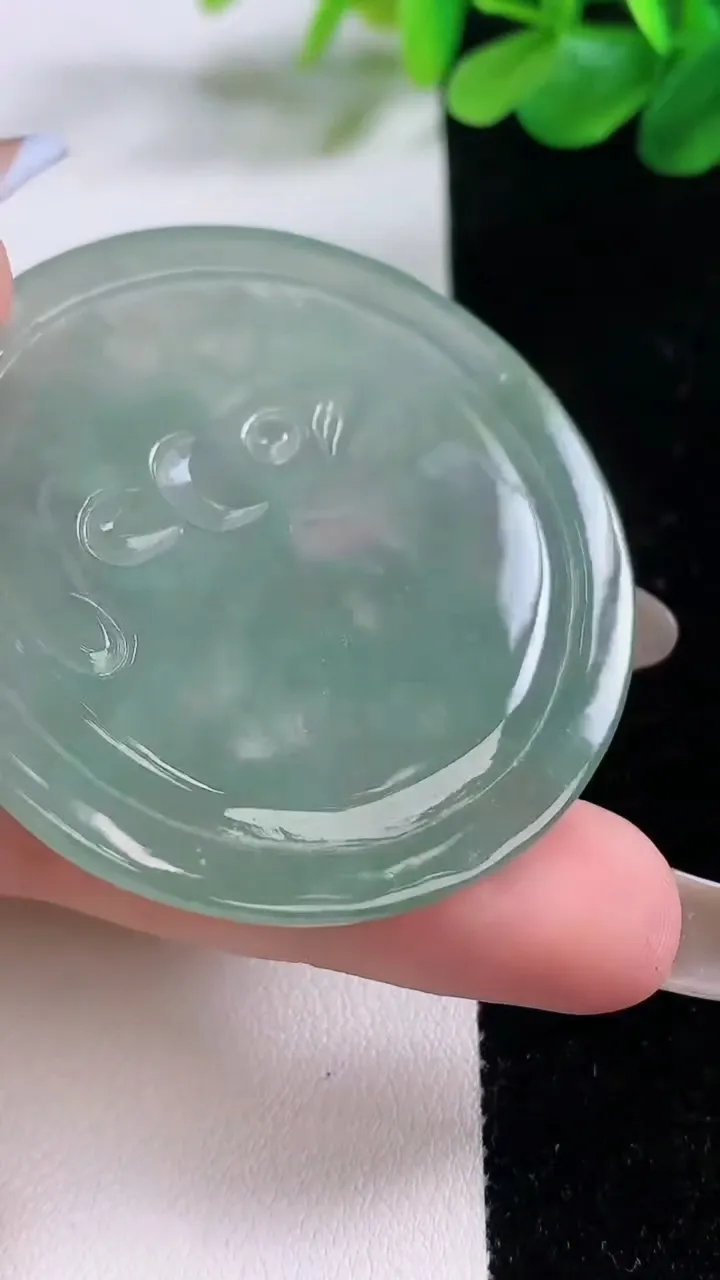 天然A货翡翠一念之间吊坠，尺寸50-4.8，重:23.95g
11月23日