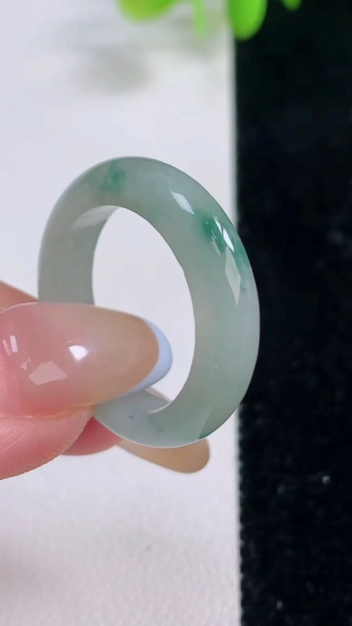 天然A货翡翠飘花指环戒指，尺寸19.6-5.2-3，重量:4.53g2025年11月23日
工厂直销收藏佳品,种好水足，色泽均匀，有种有色，上手高大气！