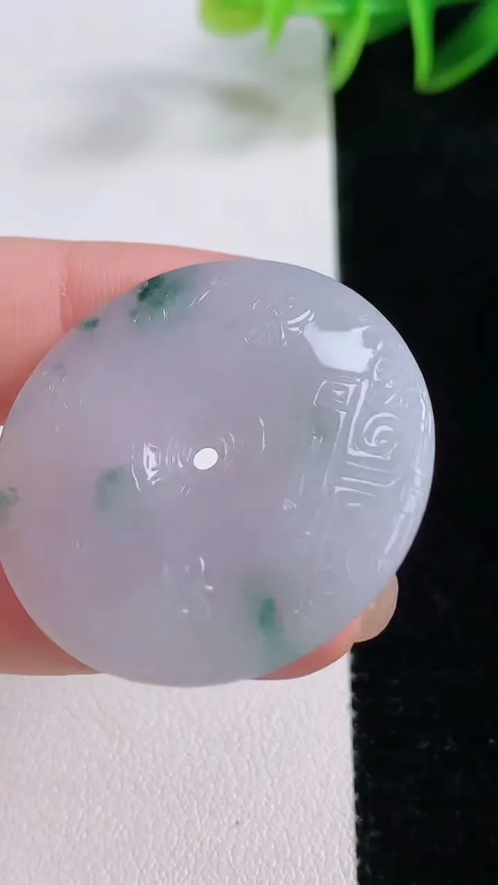 天然A货翡翠飘花复古平安扣吊坠，尺寸34.3-4.3，重量:11.03g
11月23日