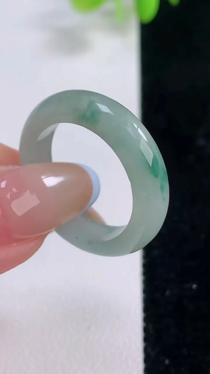 天然A货翡翠飘花指环戒指，尺寸19.6-5.2-3，重量:4.53g2025年11月23日
工厂直销收藏佳品,种好水足，色泽均匀，有种有色，上手高大气！