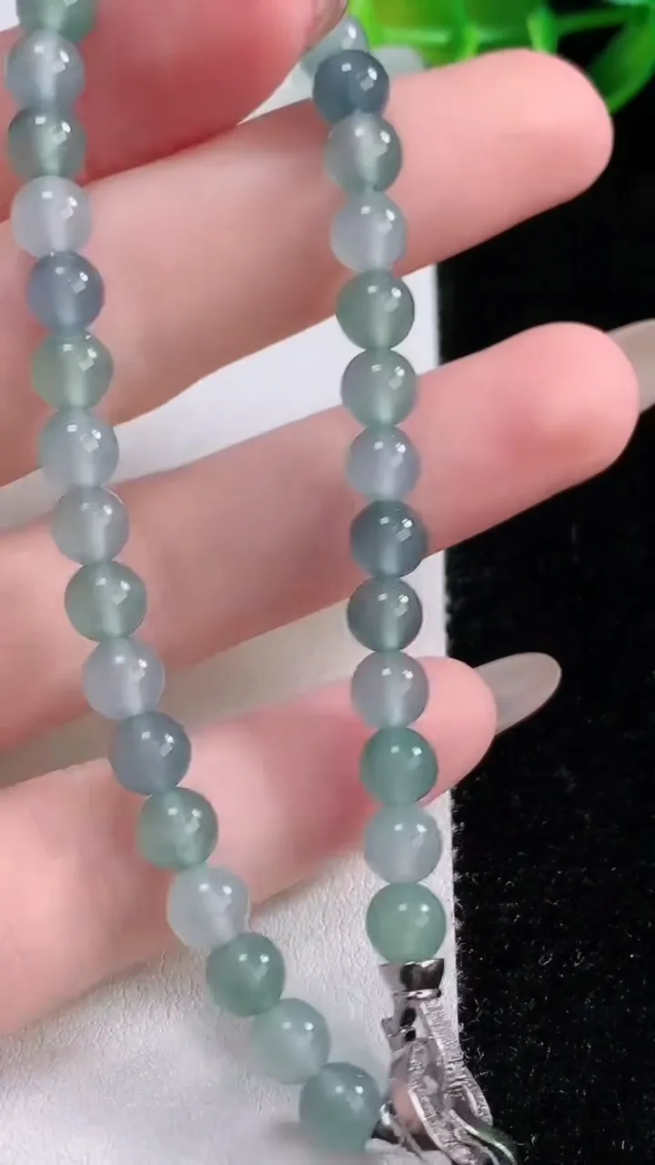 天然A货翡翠种蓝水圆珠手串，尺寸5.8-33颗，重量:14.03g11月23日
工厂直销收藏佳品,种好水足，色泽均匀，有种有色，上手高大气！