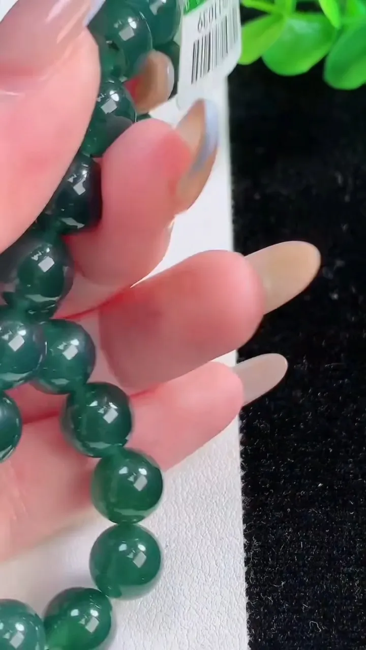 天然A货翡翠种蓝水圆珠手串，尺寸9.6-20颗，重:31.42g11月23日
工厂直销收藏佳品,种好水足，色泽均匀，有种有色，上手高大气！