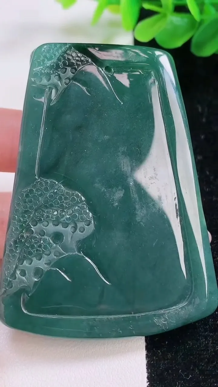 天然A货翡翠山水牌吊坠，尺寸67.8-51-12.4，重:79.04g
11月23日