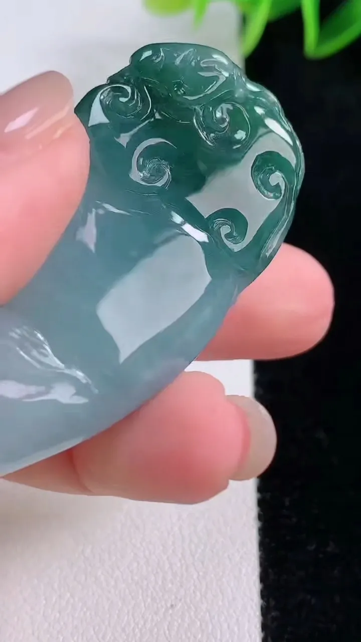 天然A货翡翠飘花龙牙吊坠，尺寸55-25-11，重量:25.84g
11月23日