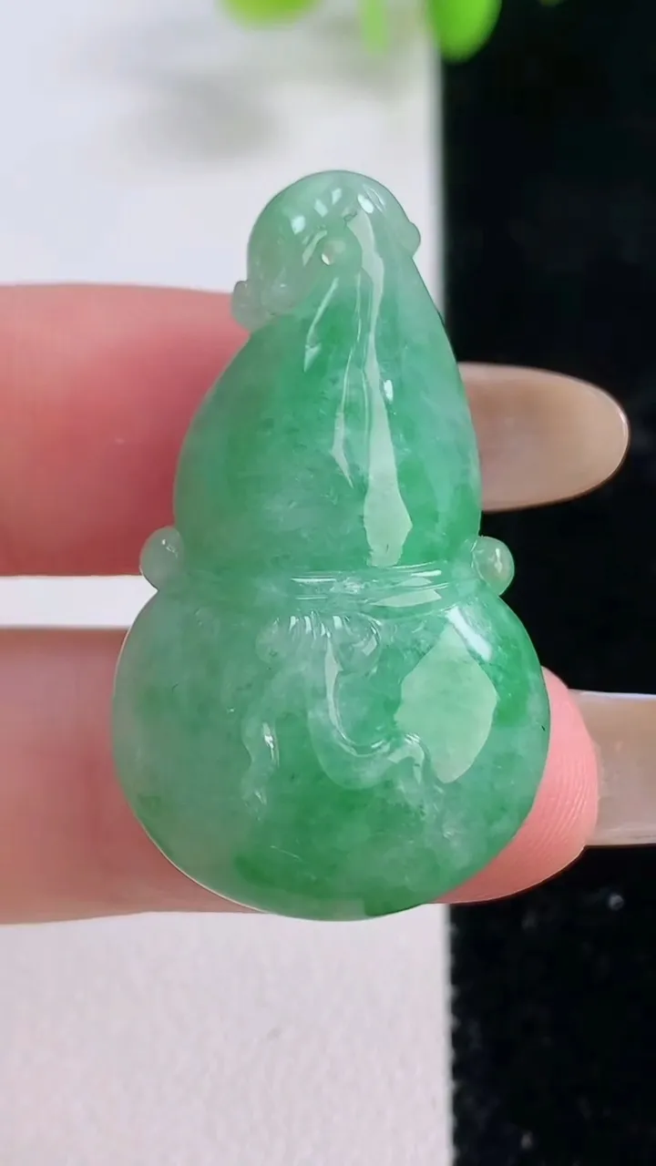 天然A货翡翠葫芦吊坠，尺寸35.2-20.6-9，重量:8.95g
11月23日