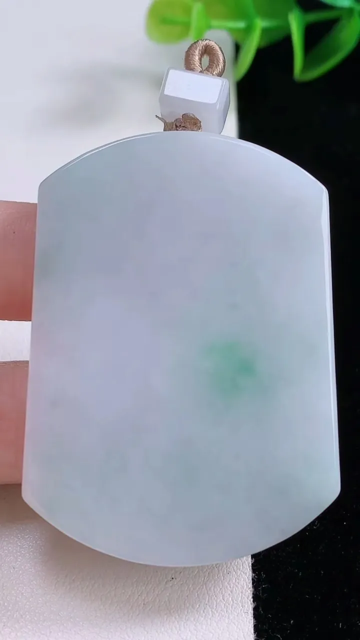 天然A货翡翠无事牌吊坠，尺寸54.7-40-6.6，重量:43.90g
11月23日