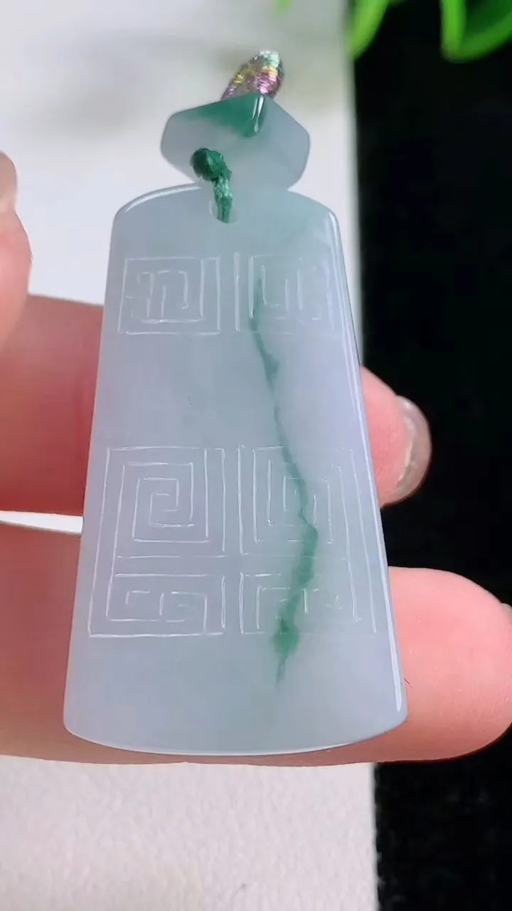 天然A货翡翠飘花仿古无事牌吊坠，尺寸37.7-21.5-5.7，重量:13.81g
11月23日