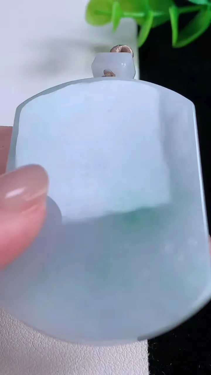 天然A货翡翠无事牌吊坠，尺寸54.7-40-6.6，重量:43.90g
11月23日