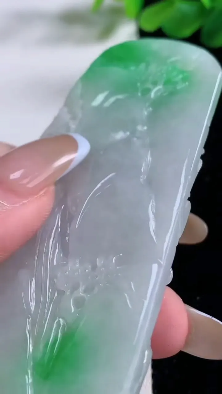 天然A货翡翠山水牌吊坠，尺寸78-39.6-11.7，重:74.34g
11月23日