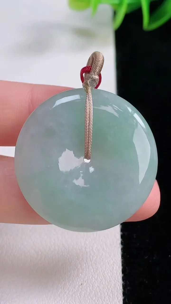 天然A货翡翠平安扣吊坠，尺寸32.4-5.7，重量:13.18g
11月23日