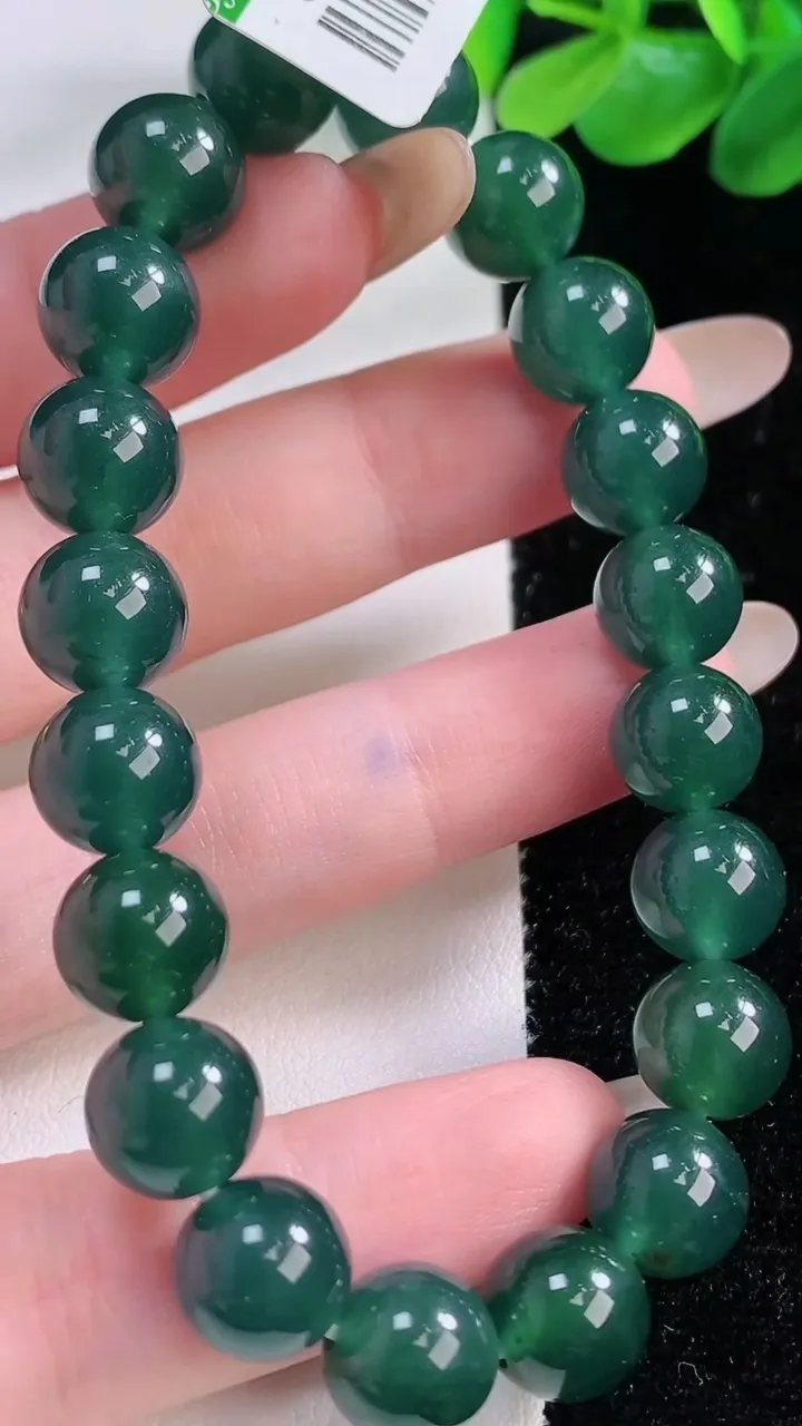 天然A货翡翠种蓝水圆珠手串，尺寸9.6-20颗，重:31.42g11月23日
工厂直销收藏佳品,种好水足，色泽均匀，有种有色，上手高大气！