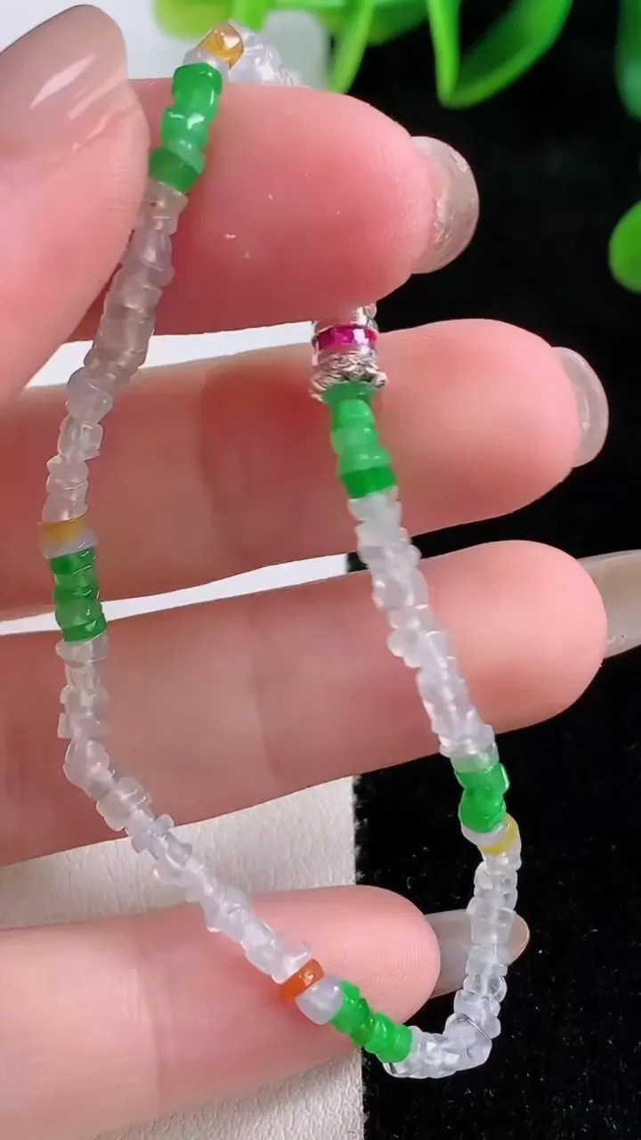 天然A货翡翠三彩原石手串，尺寸2.7-2.3-1.9，重量:3.40g11月23日
工厂直销收藏佳品,种好水足，色泽均匀，有种有色，上手高大气！