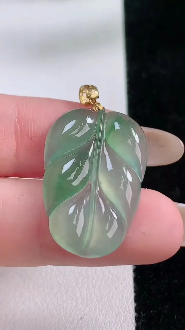 天然A货翡翠金枝玉叶 叶子吊坠，尺寸27-18-3.7，重:3.44g
11月23日