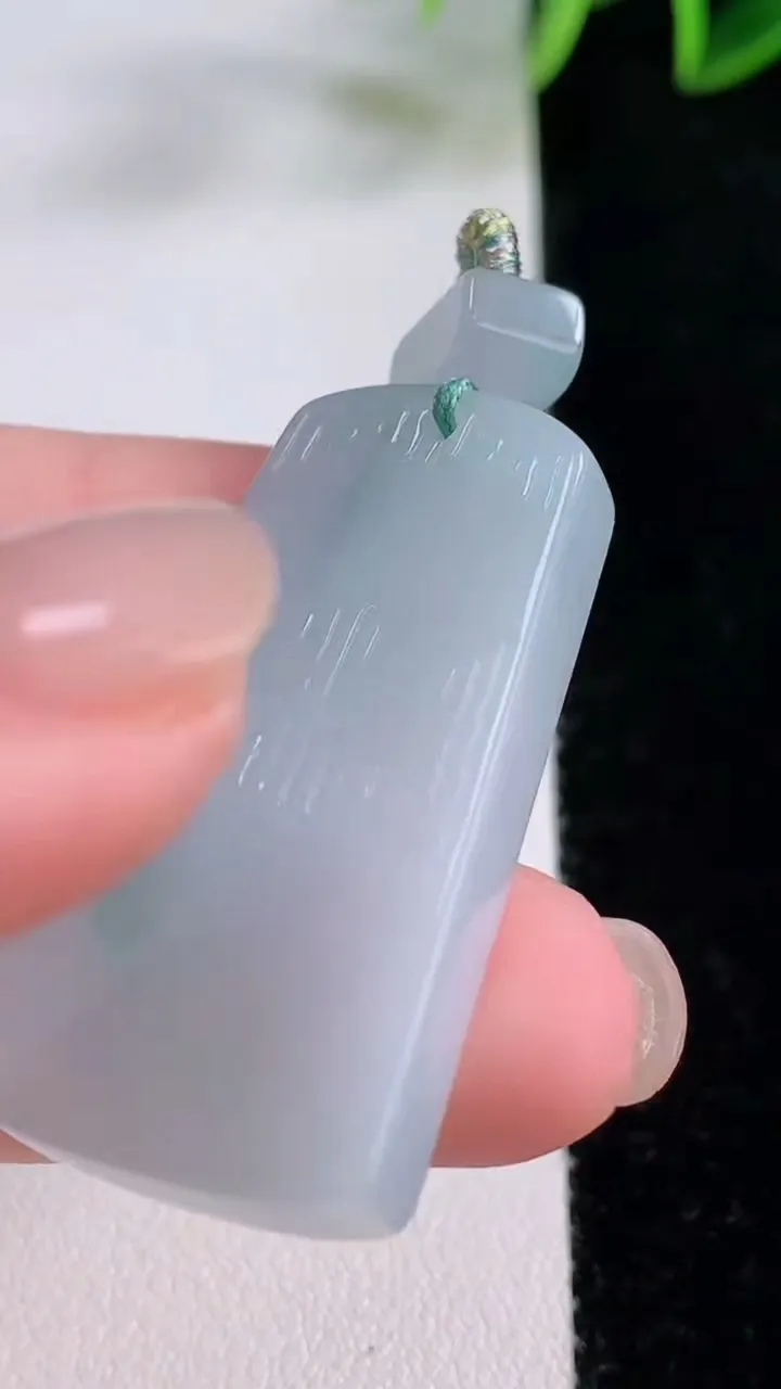 天然A货翡翠飘花仿古无事牌吊坠，尺寸37.7-21.5-5.7，重量:13.81g
11月23日