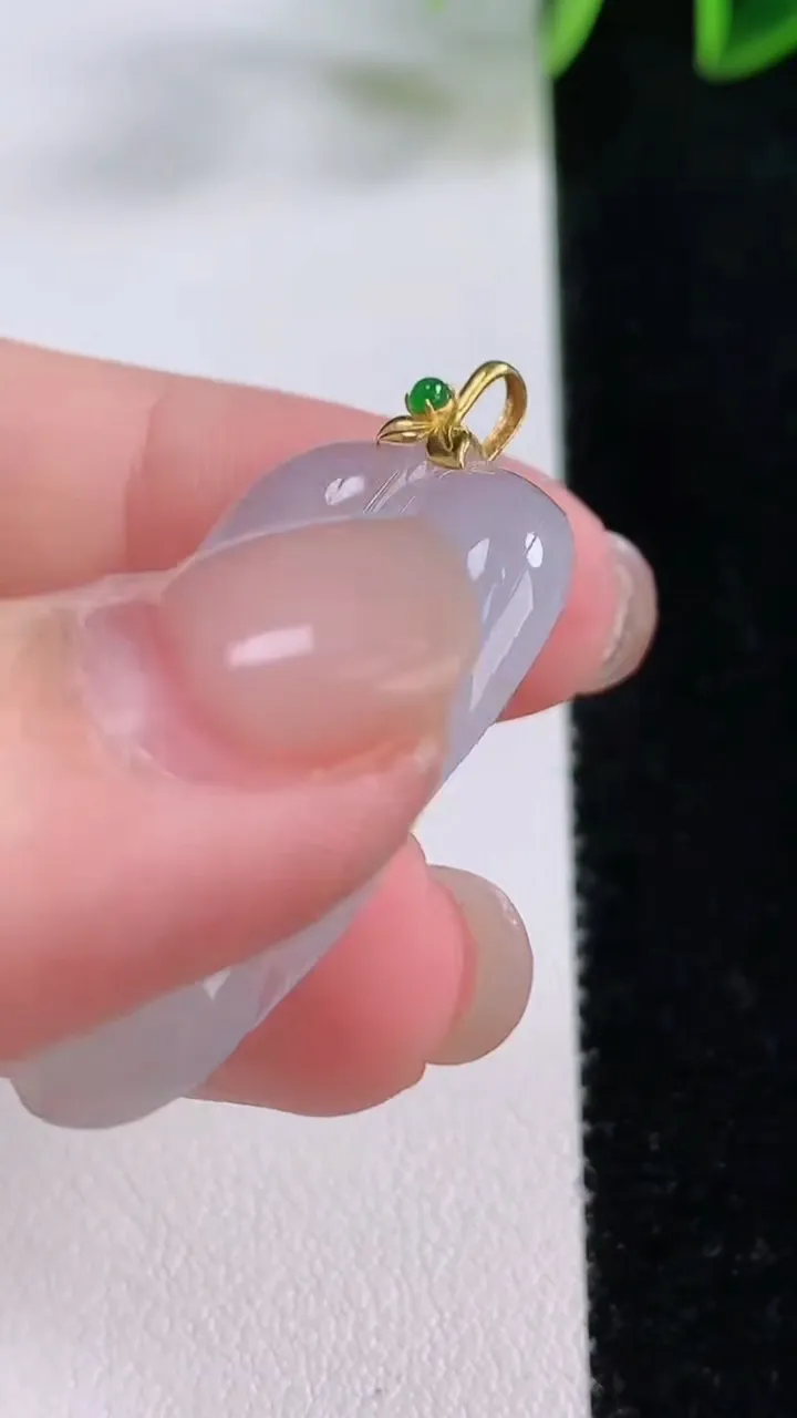 天然A货翡翠种白冰金枝玉叶 叶子吊坠，尺寸33.2-19.2-4.3，重量:5.72g
11月23日