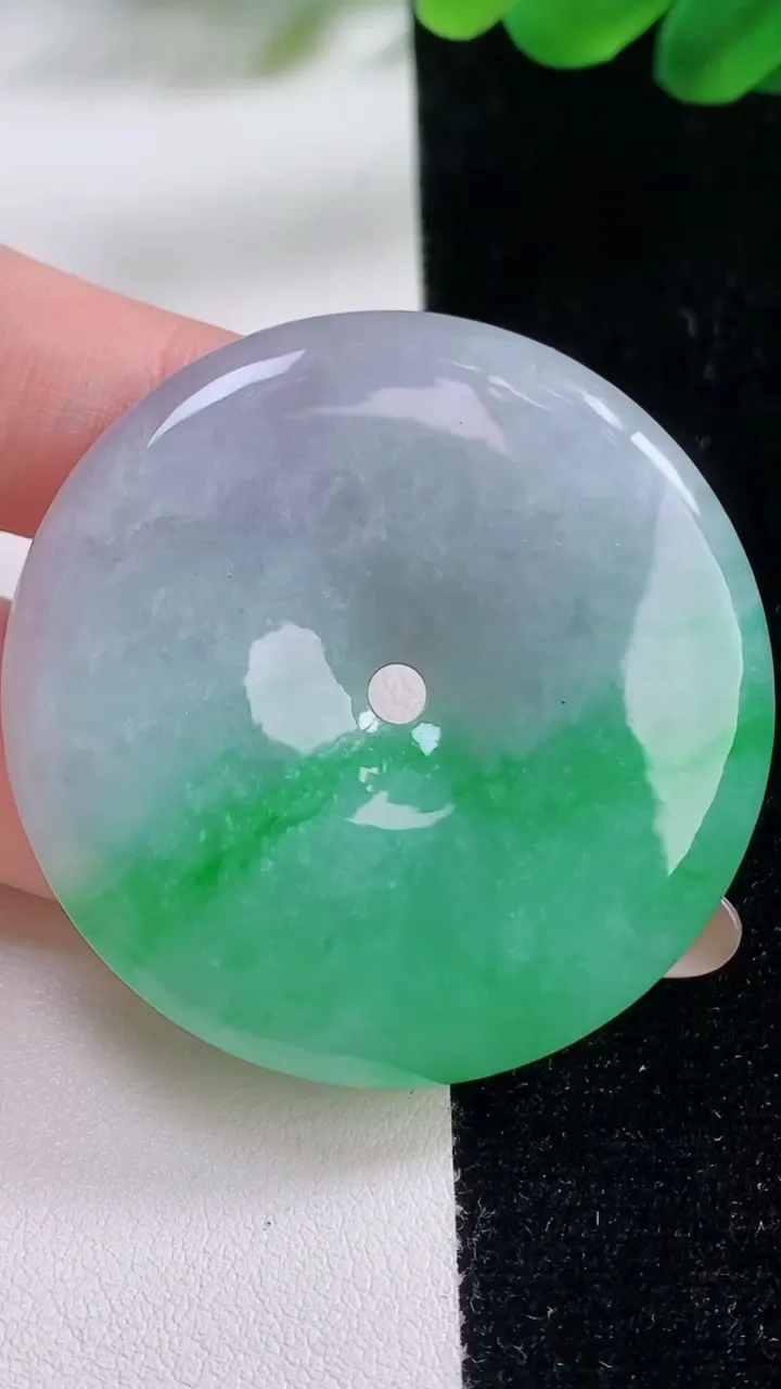 天然A货翡翠平安扣吊坠，尺寸45-6.6，重:28.74g
11月23日