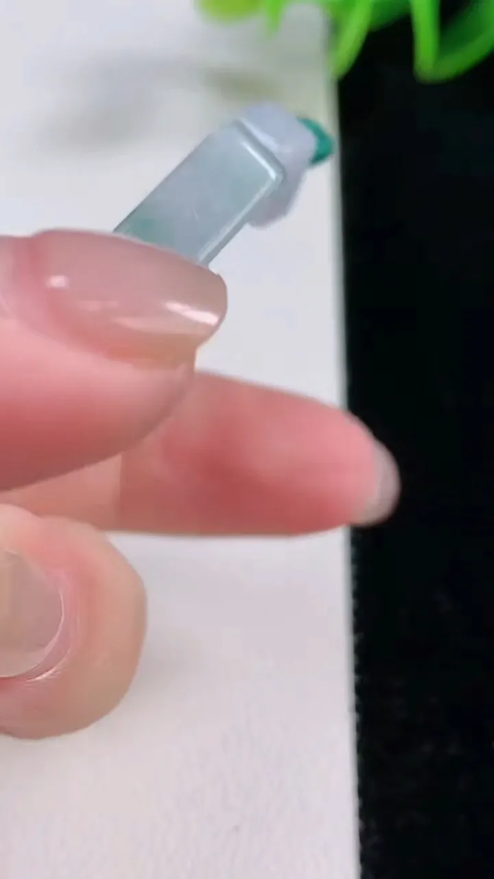 天然A货翡翠春带彩紫罗兰无事牌吊坠，尺寸53.7-40.8-5.7，重量:38.16g
11月23日