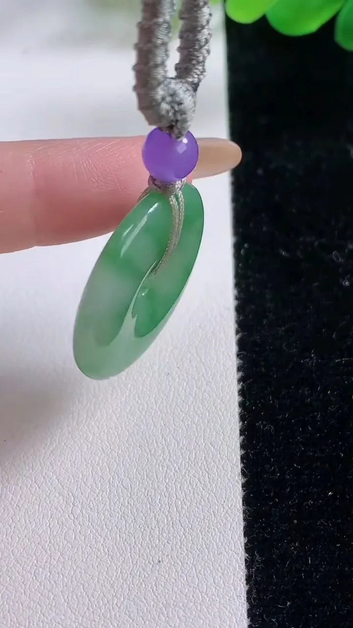 天然A货翡翠平安扣吊坠，尺寸26.8-4.9，重:7.14g
11月23日