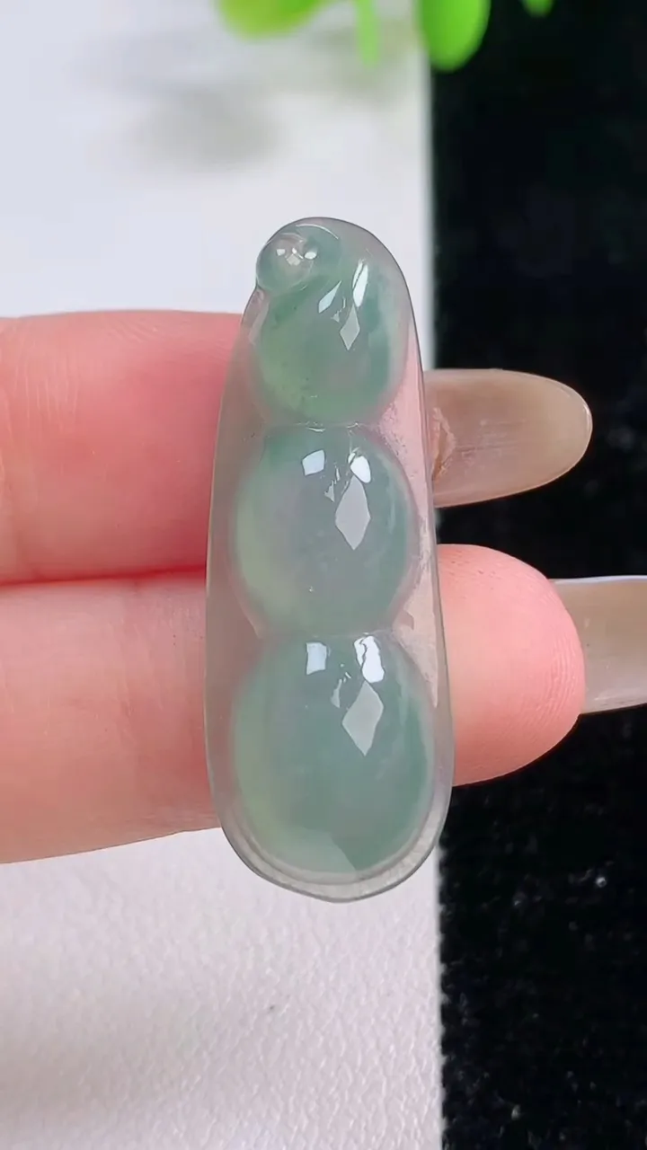 天然A货翡翠福豆吊坠，尺寸35.7-12.5-6，重量:3.91g
11月23日