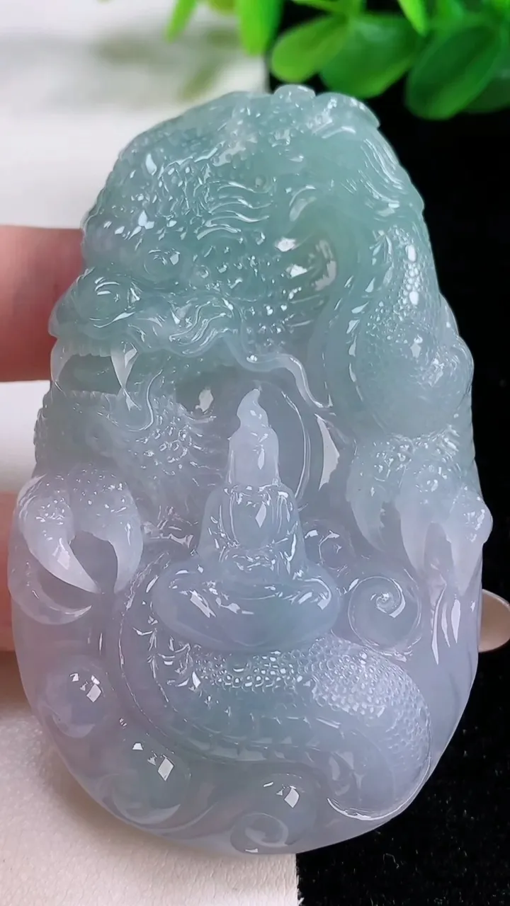 天然A货翡翠春带彩 紫罗兰无相观音 龙牌吊坠，尺寸73-45.5-13.3，重:82.45g
11月23日