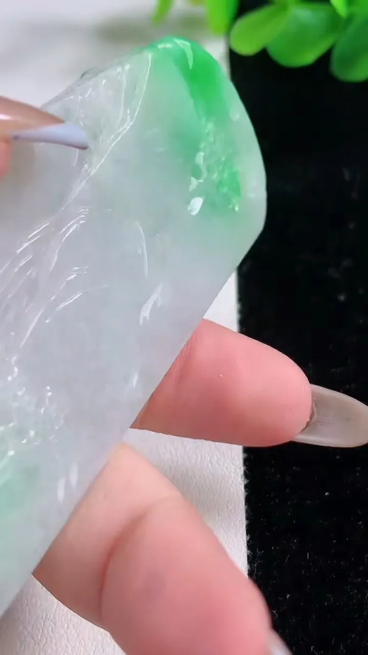 天然A货翡翠山水牌吊坠，尺寸78-39.6-11.7，重:74.34g
11月23日