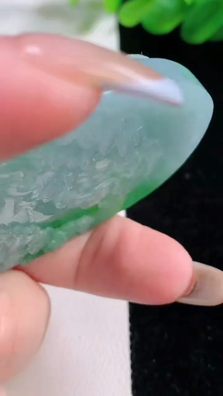 天然A货翡翠山水牌吊坠，尺寸95-47-14，重:88.00g
11月23日