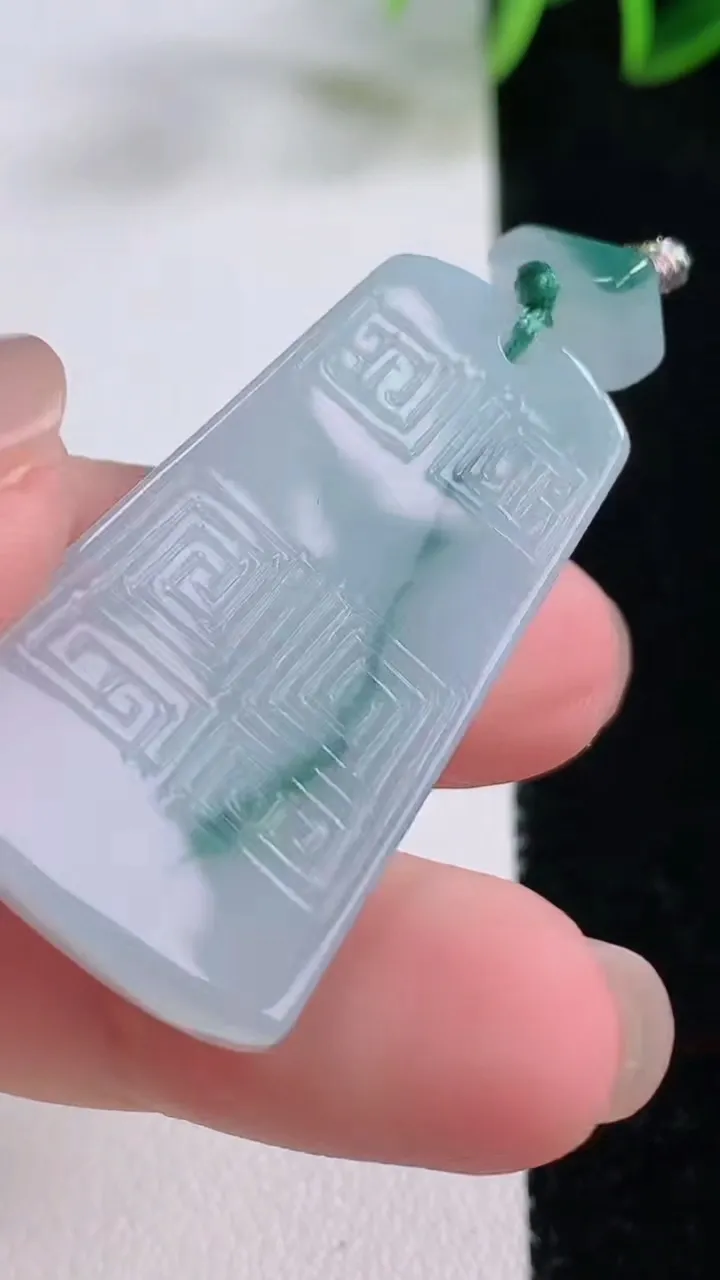 天然A货翡翠飘花仿古无事牌吊坠，尺寸37.7-21.5-5.7，重量:13.81g
11月23日