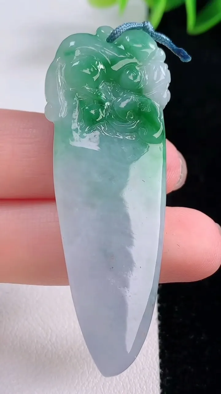 天然A货翡翠福瓜吊坠，尺寸58-20-7.2，重量:14.72g
11月23日