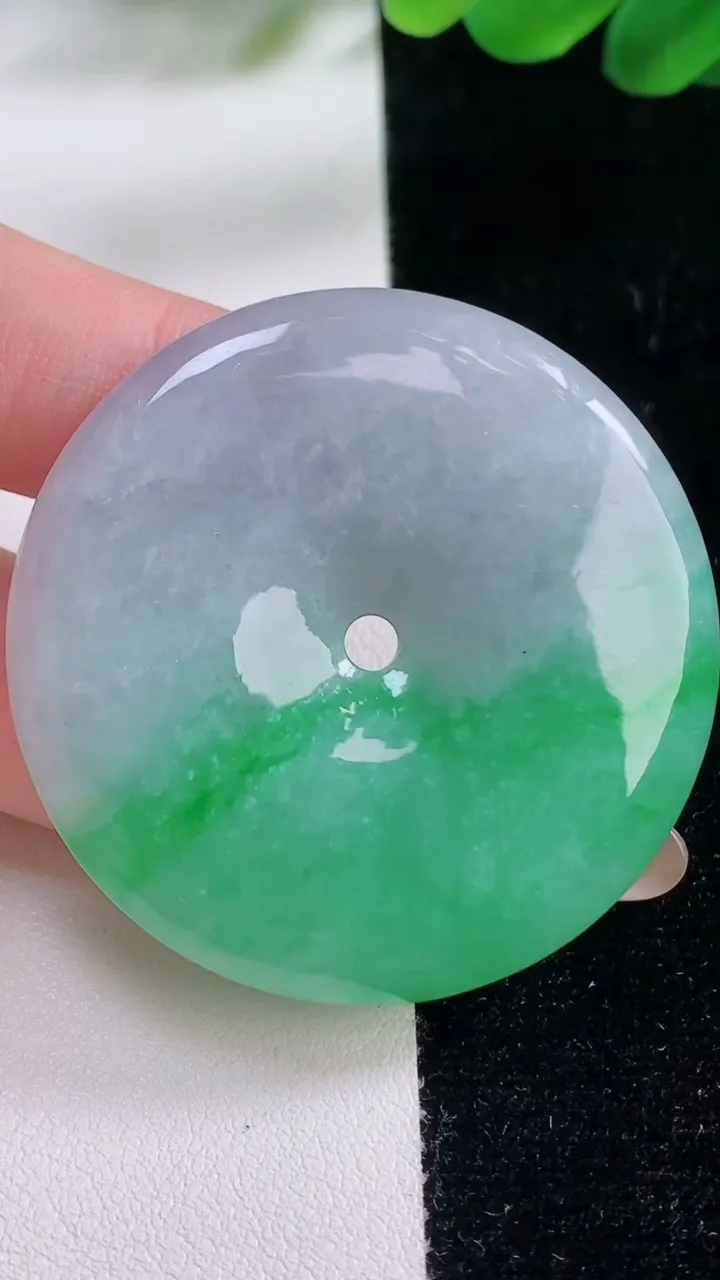 天然A货翡翠平安扣吊坠，尺寸45-6.6，重:28.74g
11月23日