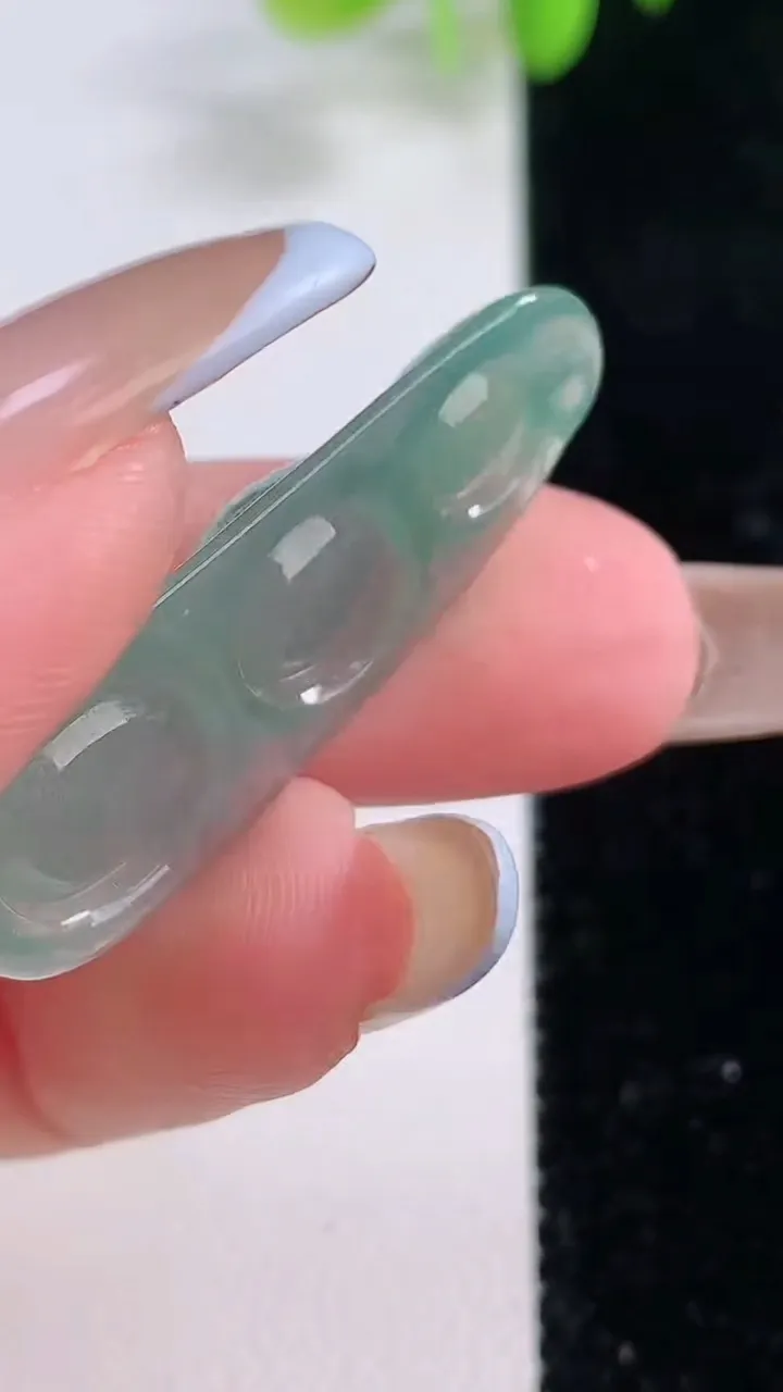 天然A货翡翠福豆吊坠，尺寸35.7-12.5-6，重量:3.91g
11月23日