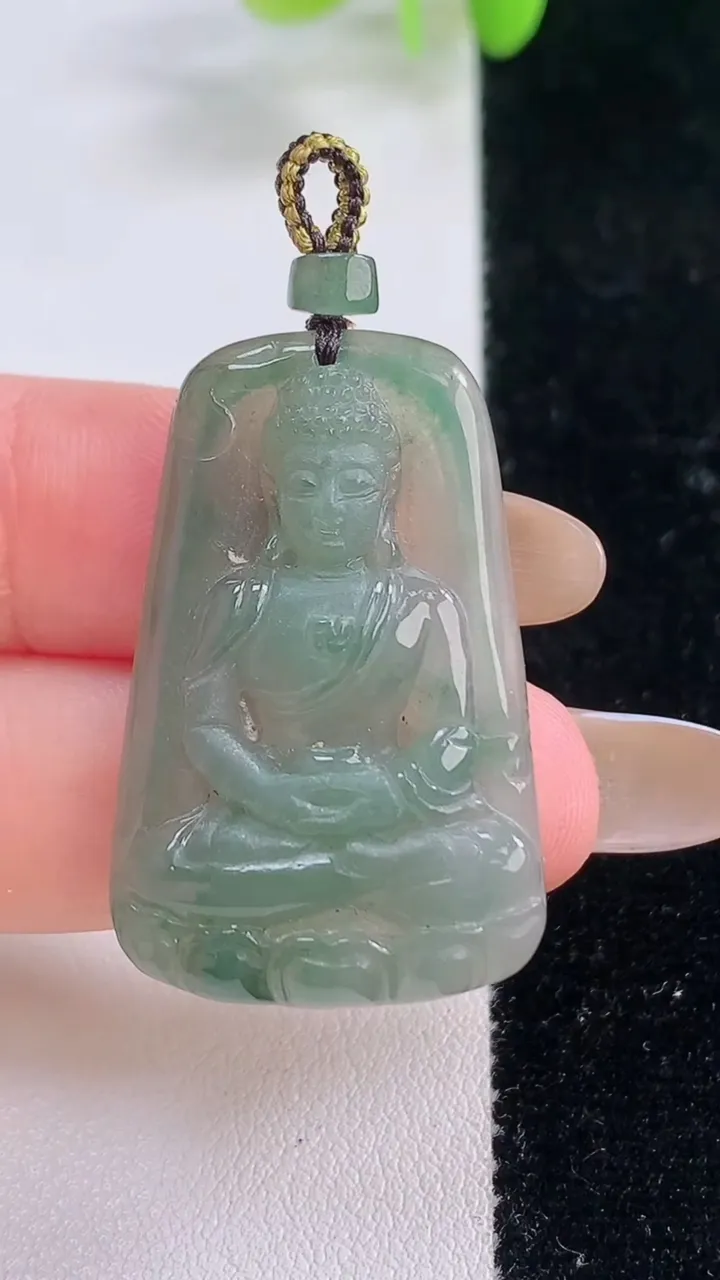 天然A货翡翠飘花大日如来吊坠，尺寸34.2-21.7-4.8，重量:6.89g
11月23日