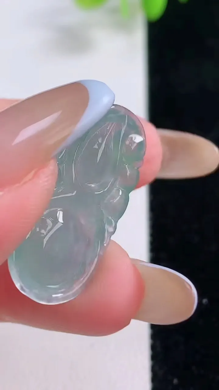 天然A货翡翠葫芦吊坠，尺寸27.8-13.2-6.6，重量:4.23g
11月23日