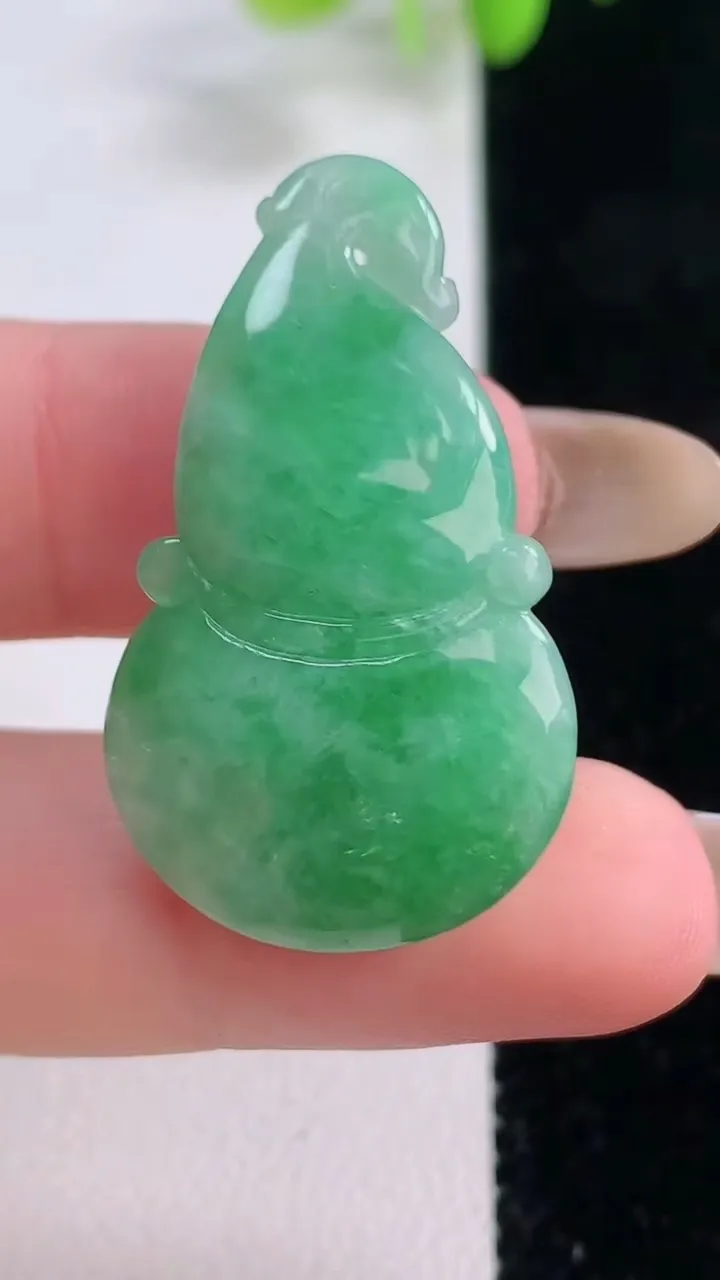 天然A货翡翠葫芦吊坠，尺寸35.2-20.6-9，重量:8.95g
11月23日