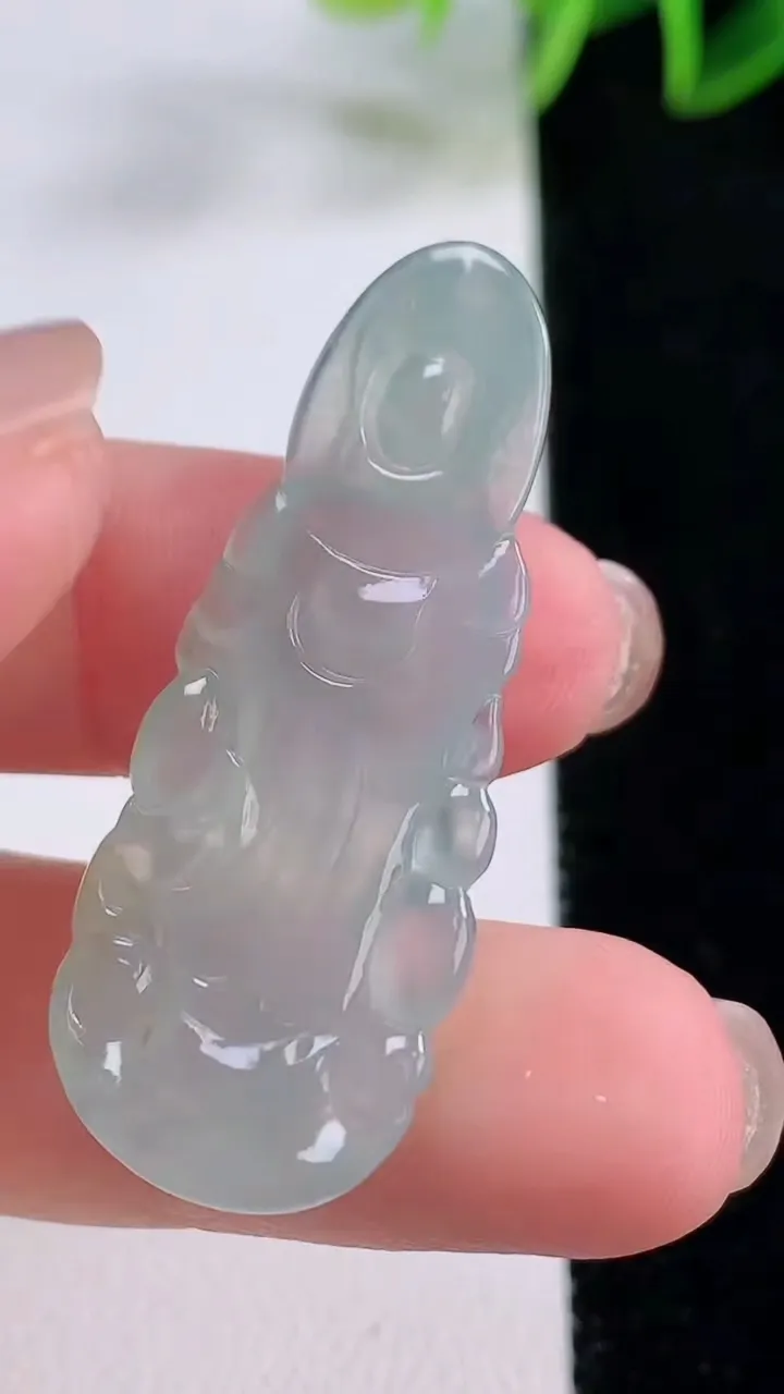 天然A货翡翠观音菩萨吊坠，尺寸41-16-3.6，重量:4.76g
11月23日