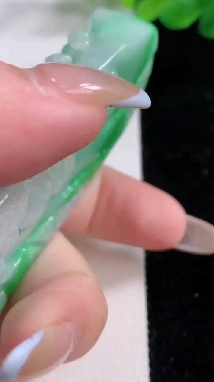 天然A货翡翠山水牌吊坠，尺寸73.2-40-13.5，重:82.43g
11月23日