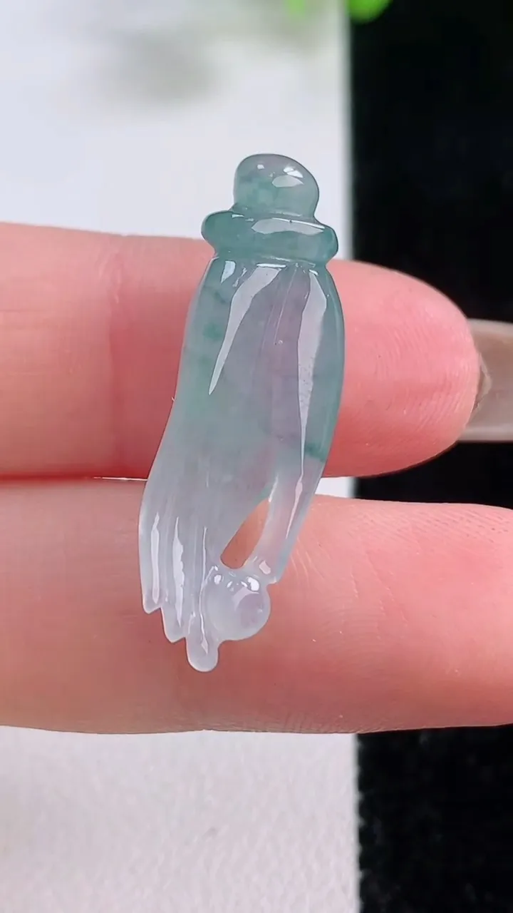 天然A货翡翠冰种飘花掌上明珠吊坠，尺寸29.2-9.6-6，重量:2.52g
11月23日