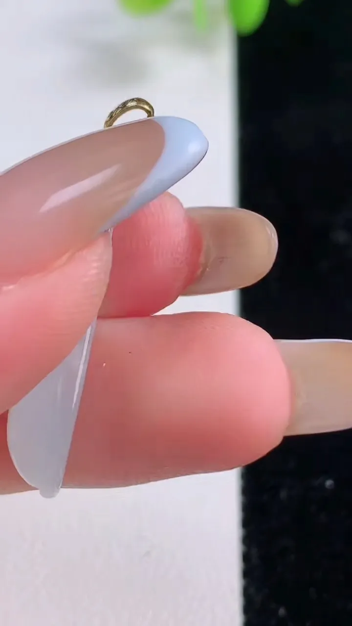 天然A货翡翠种白冰福豆吊坠，尺寸28-9.5-4.9，重量:2.35g
11月23日