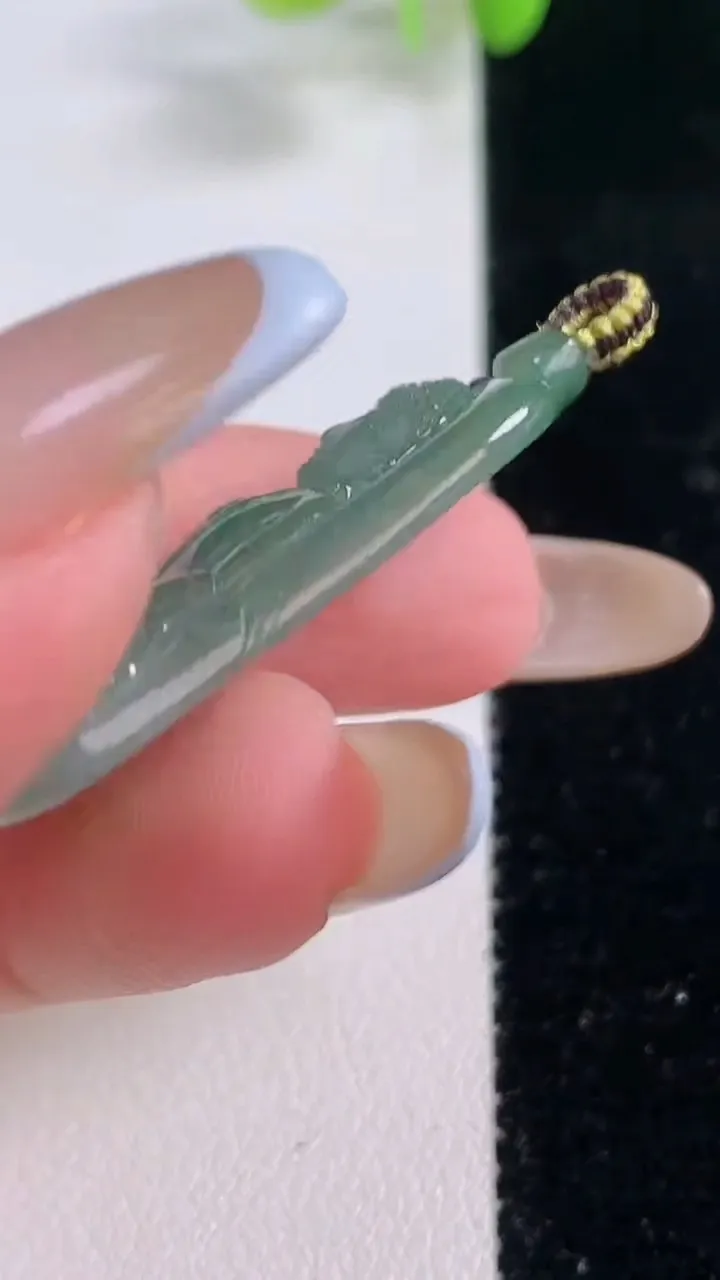 天然A货翡翠飘花大日如来吊坠，尺寸34.2-21.7-4.8，重量:6.89g
11月23日