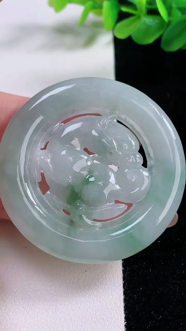 天然A货翡翠飘花貔貅牌吊坠，尺寸53-5.8，重:29.53g
11月23日